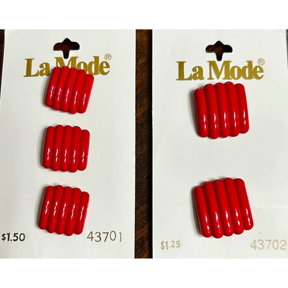 La‎ Mode Red Ribbed Buttons Vintage Made in England 19mm 22mm Shank 5 Count